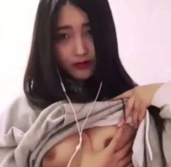 Erotic images of cute beautiful streamers 29th image