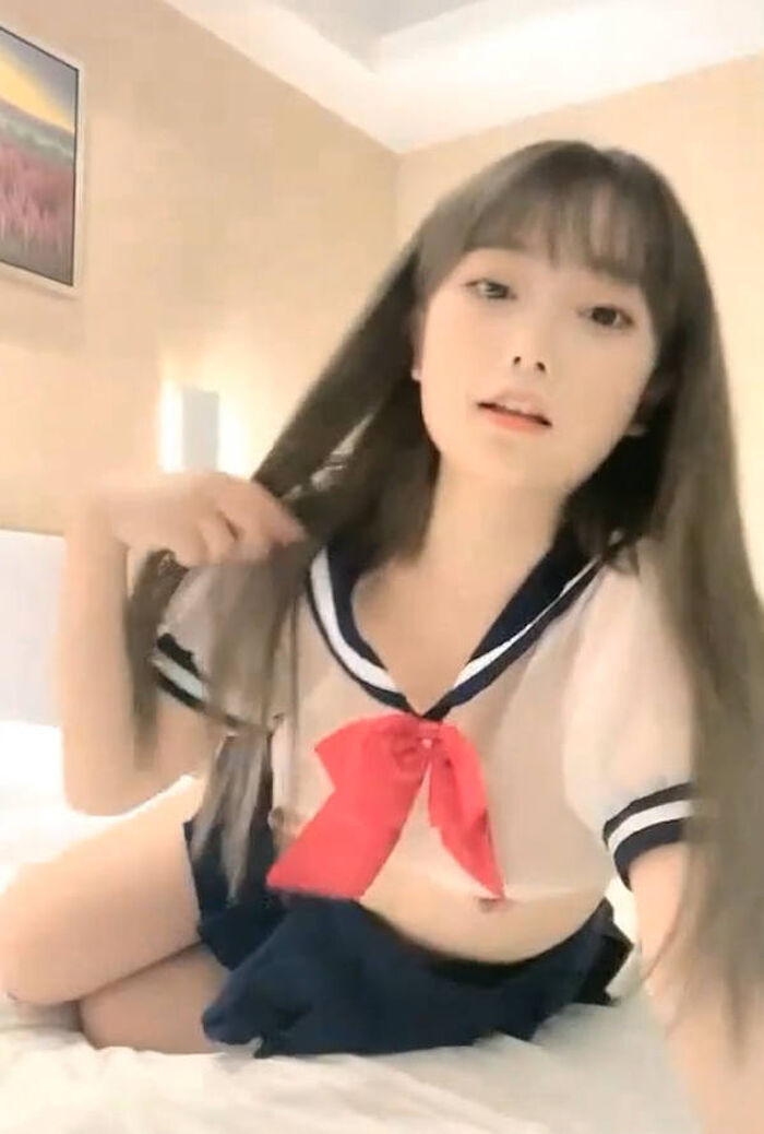 Erotic images of cute beautiful streamers 3th image