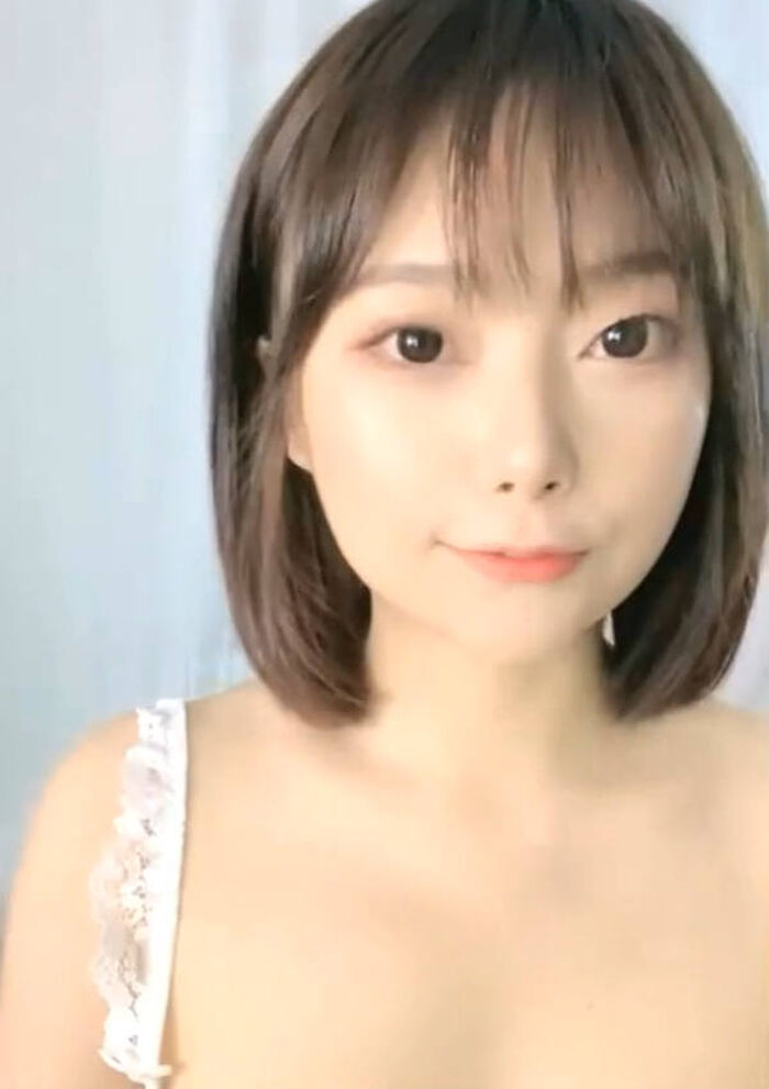 Erotic images of cute beautiful streamers 32th image