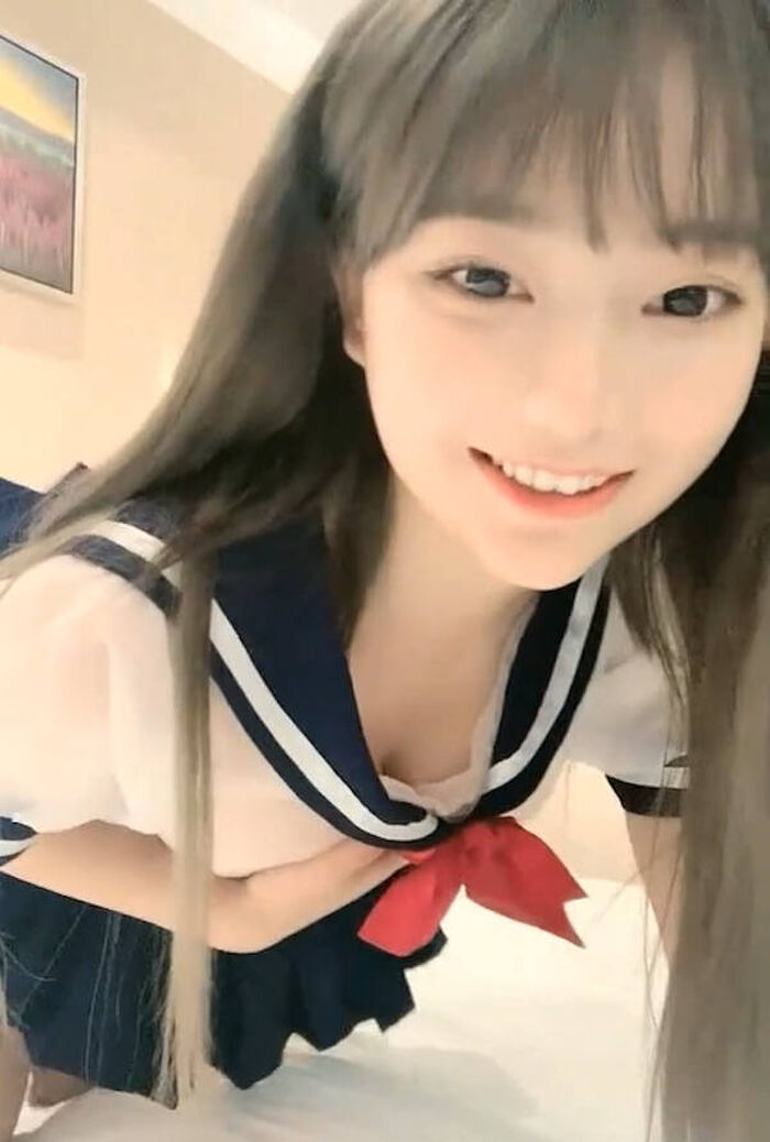 Erotic images of cute beautiful streamers 4th image