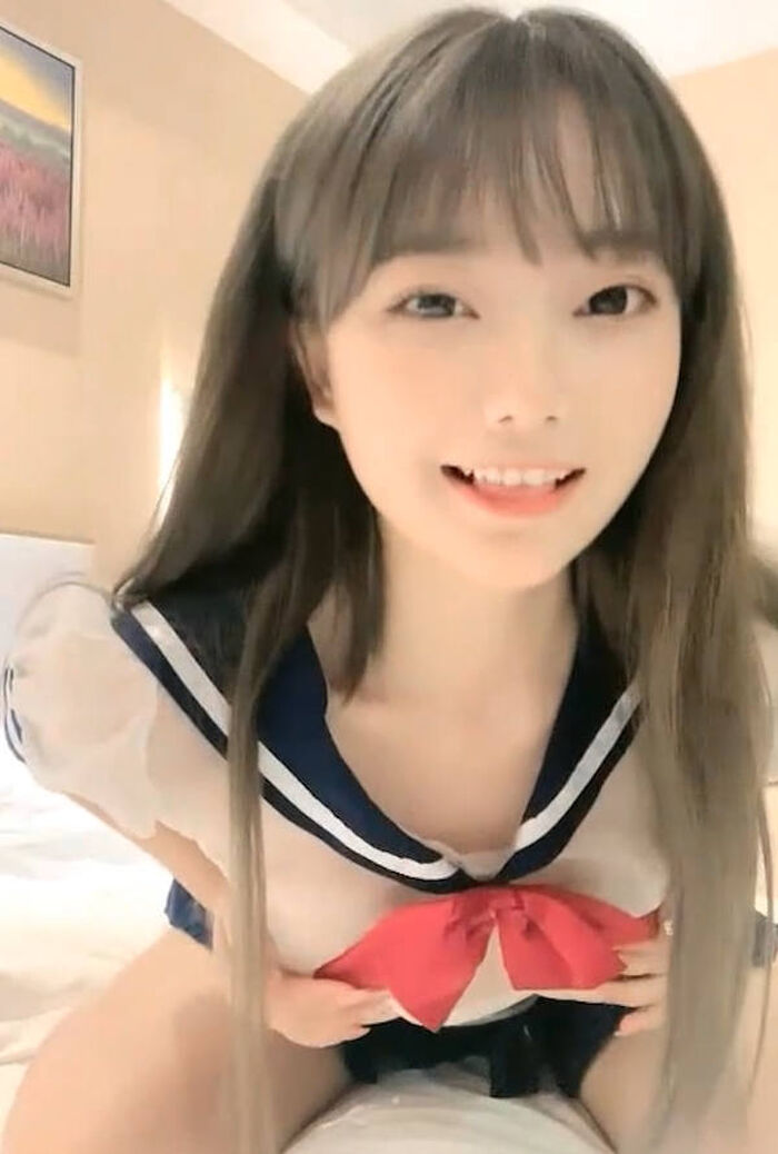 Erotic images of cute beautiful streamers 6th image