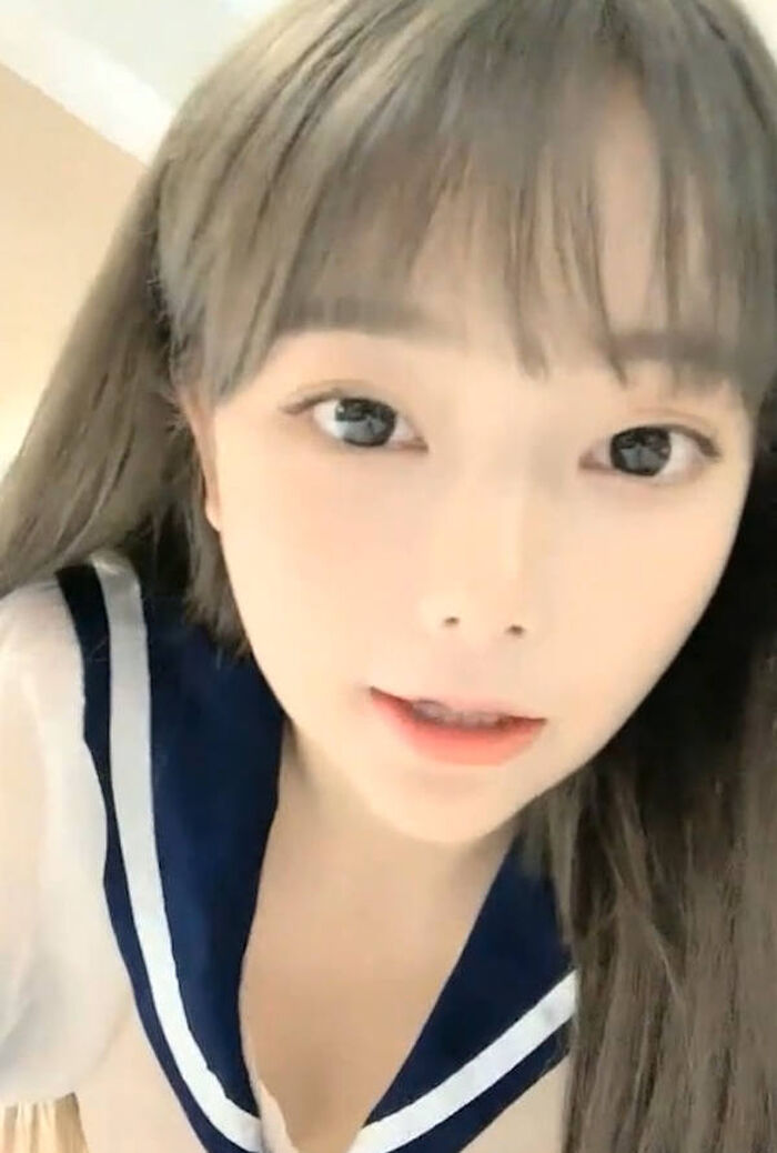 Erotic images of cute beautiful streamers 7th image