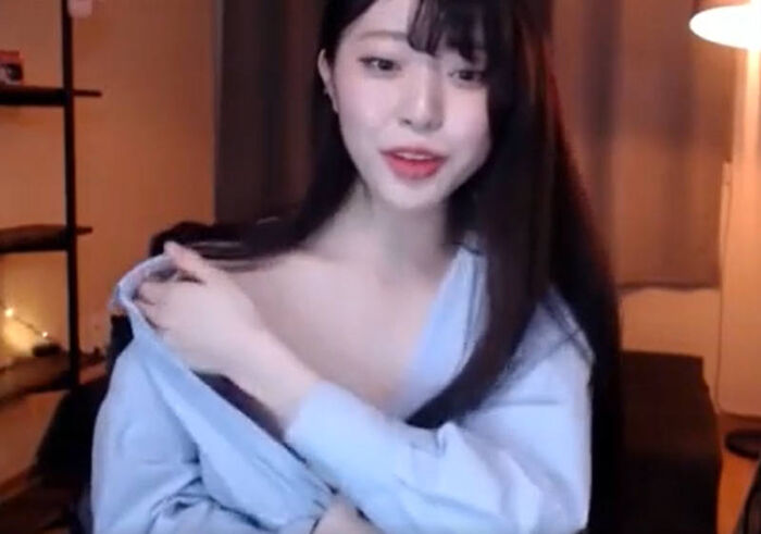 Erotic images of cute beautiful streamers 8th image