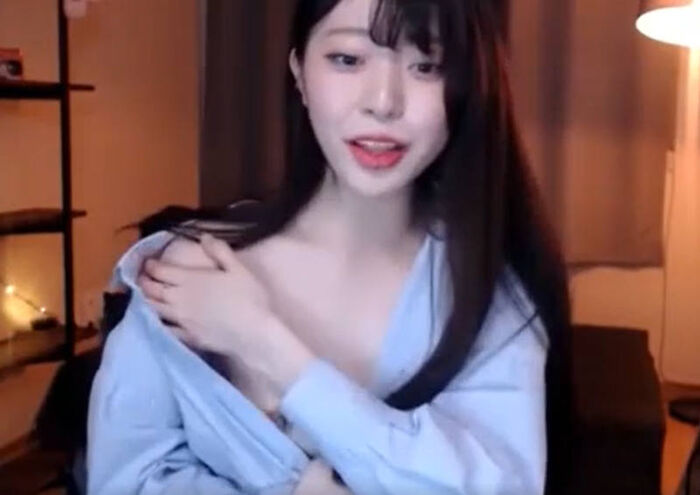 Erotic images of cute beautiful streamers 9th image