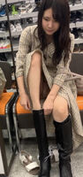 An erotic image that does not miss the panchira at the moment of taking off shoes