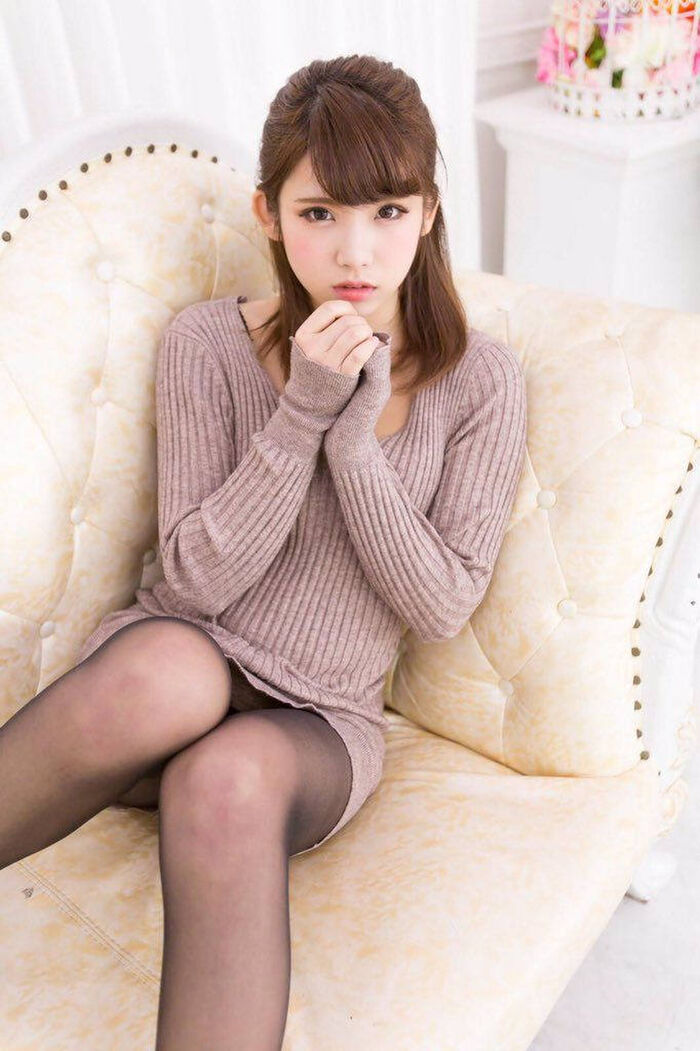 ニットワンピースパンチラのエロ画像 3th image