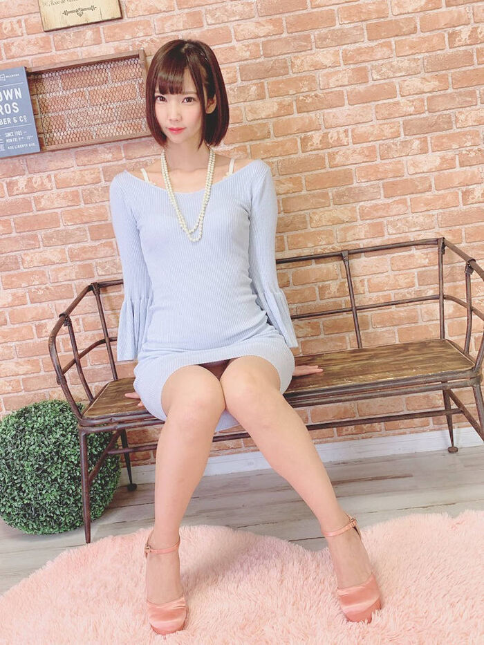 ニットワンピースパンチラのエロ画像 4th image