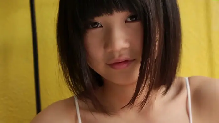 [Runa Mizuki 5] An image video that enjoys delicious and cute faces overflowing from a white bikini with a small cloth area at an erotic angle 15th image