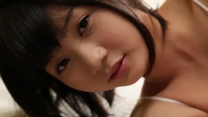 [Runa Mizuki 5] An image video that enjoys delicious and cute faces overflowing from a white bikini with a small cloth area at an erotic angle 25th image