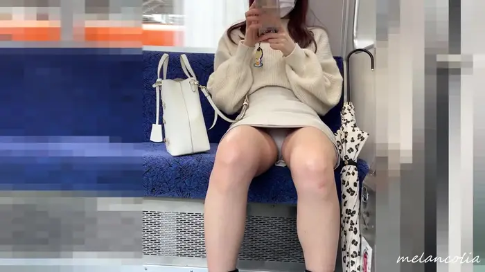 [eros1662 sitting panchira] White satin P is voyeurized by sitting face to face White bare legs extending from a tight skirt is an erotic beautiful JD 13th image