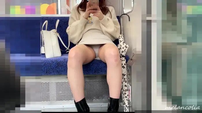 [eros1662 sitting panchira] White satin P is voyeurized by sitting face to face White bare legs extending from a tight skirt is an erotic beautiful JD 15th image