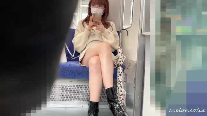 [eros1662 sitting panchira] White satin P is voyeurized by sitting face to face White bare legs extending from a tight skirt is an erotic beautiful JD 17th image