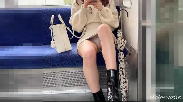 [eros1662 sitting panchira] White satin P is voyeurized by sitting face to face White bare legs extending from a tight skirt is an erotic beautiful JD 9th image