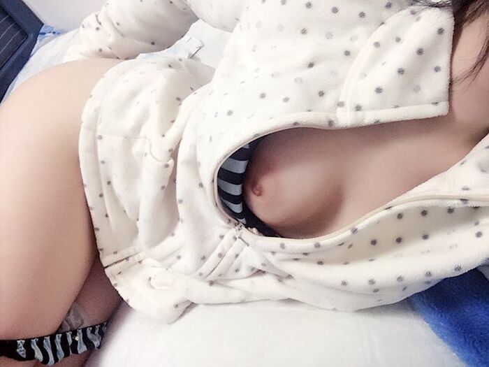 The that the amateur sister shows you a glimpse of are cute ... Selfie image with beautiful beautiful breasts falling out 19th image
