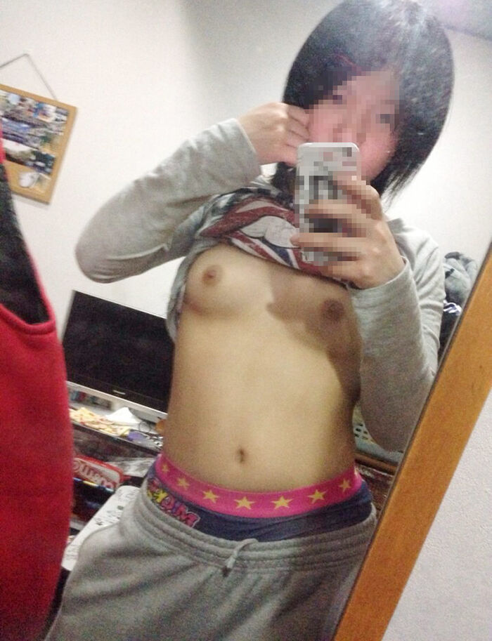 The that the amateur sister shows you a glimpse of are cute ... Selfie image with beautiful beautiful breasts falling out 23th image