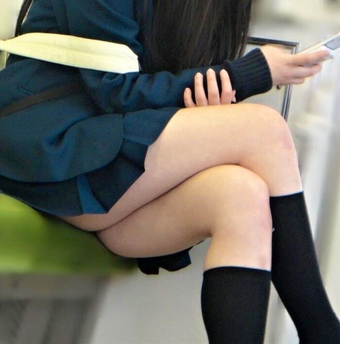 【画像】もう少しでパンツ見えそうなjkwwww 18th image