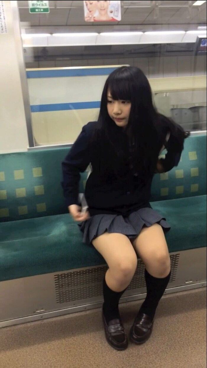 【画像】もう少しでパンツ見えそうなjkwwww 20th image