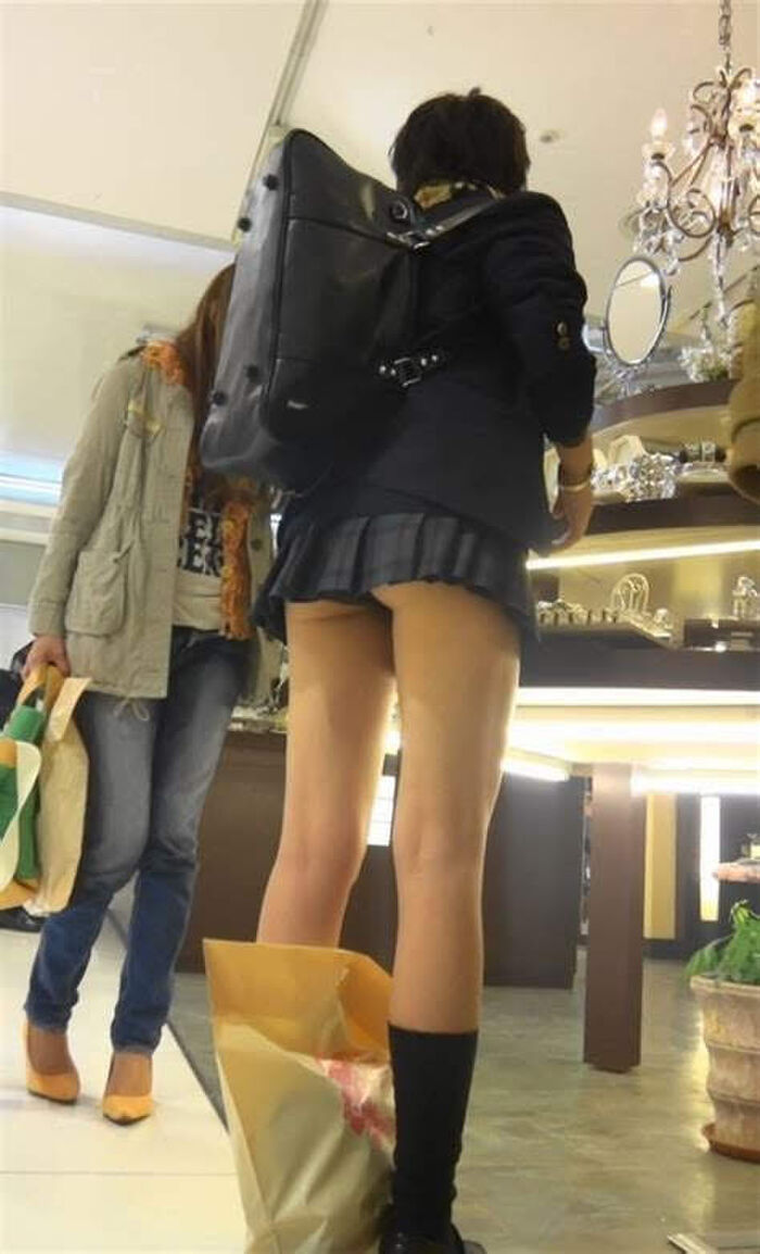 【画像】もう少しでパンツ見えそうなjkwwww 4th image