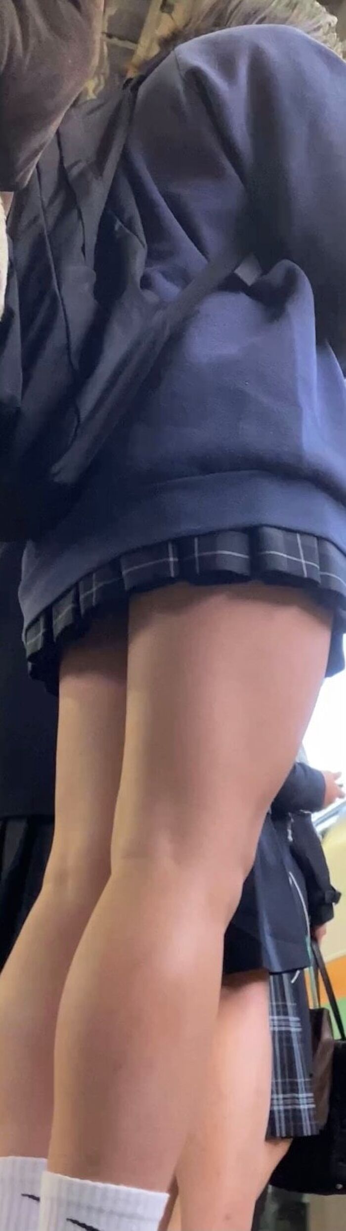 【画像】もう少しでパンツ見えそうなjkwwww 8th image
