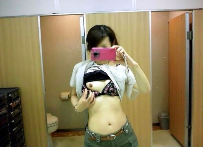 A lascivious body that makes you want to have sex crazy ... A selfie erotic image of a girl with a strong desire for approval exposing herself with back dirt 15th image