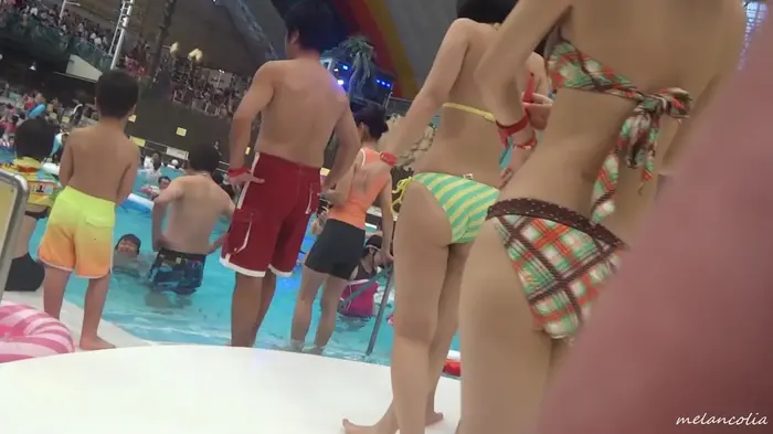 [eros1584 swimsuit voyeur] A video that enjoys the slightly stretched bikini appearance of JKs who are taken of the buttocks of the plump pudding pudding 18th image