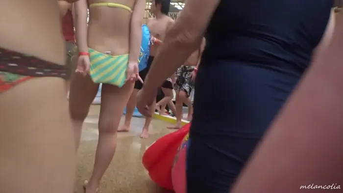 [eros1584 swimsuit voyeur] A video that enjoys the slightly stretched bikini appearance of JKs who are taken of the buttocks of the plump pudding pudding 22th image