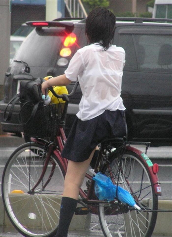 High school girls going to and from school in the rain are sexy ... Erotic images taken in the city that are excited by the body of wet growth 10th image