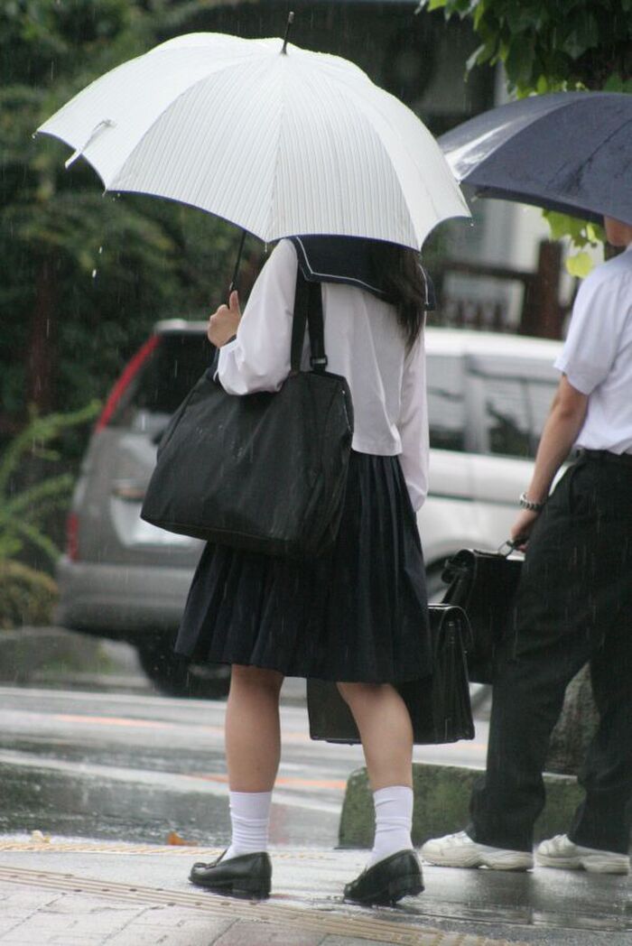 High school girls going to and from school in the rain are sexy ... Erotic images taken in the city that are excited by the body of wet growth 11th image