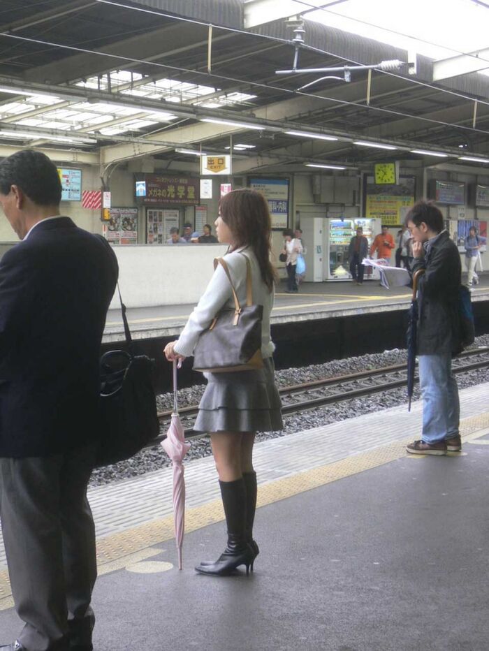 High school girls going to and from school in the rain are sexy ... Erotic images taken in the city that are excited by the body of wet growth 12th image