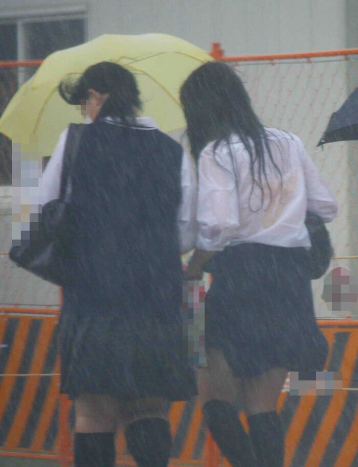 High school girls going to and from school in the rain are sexy ... Erotic images taken in the city that are excited by the body of wet growth 13th image