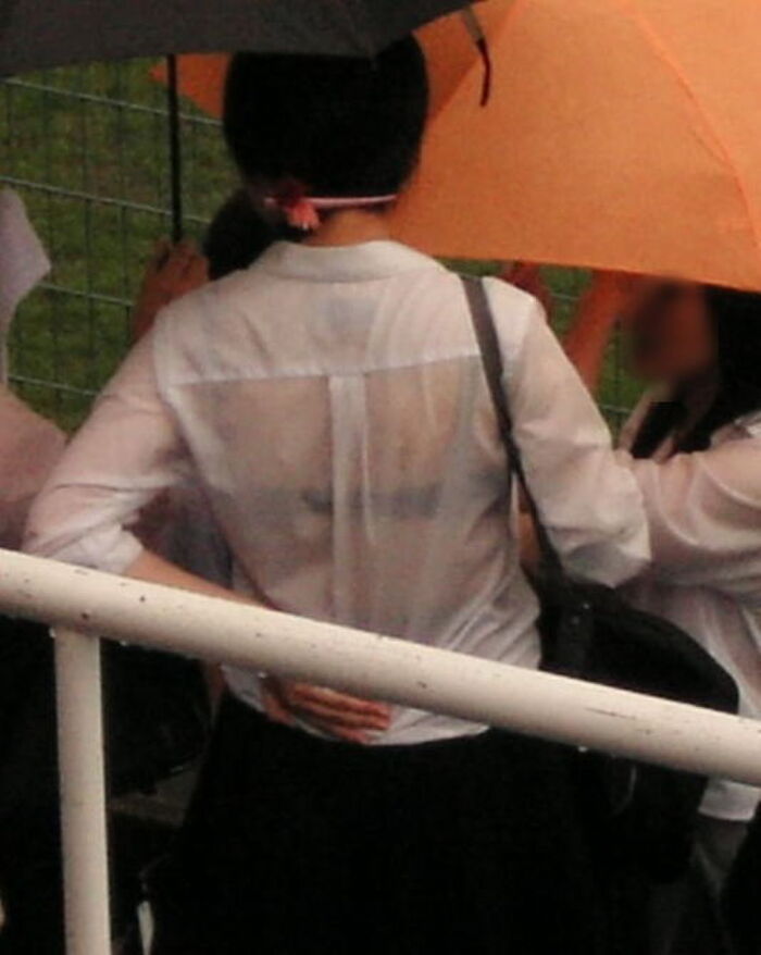 High school girls going to and from school in the rain are sexy ... Erotic images taken in the city that are excited by the body of wet growth 14th image
