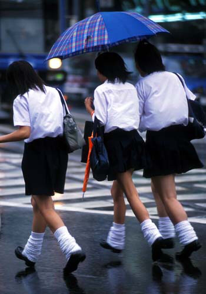 High school girls going to and from school in the rain are sexy ... Erotic images taken in the city that are excited by the body of wet growth 15th image