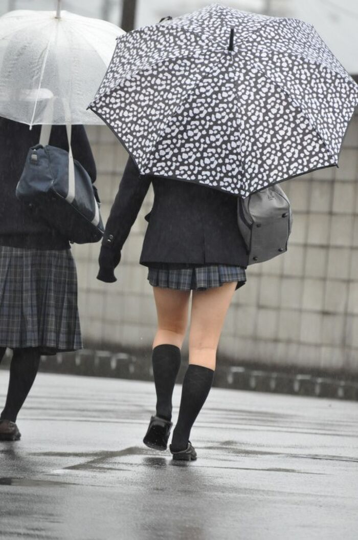 High school girls going to and from school in the rain are sexy ... Erotic images taken in the city that are excited by the body of wet growth 16th image
