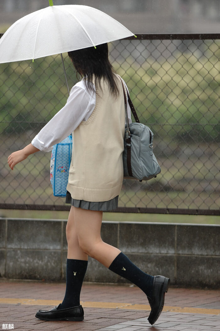 High school girls going to and from school in the rain are sexy ... Erotic images taken in the city that are excited by the body of wet growth 17th image
