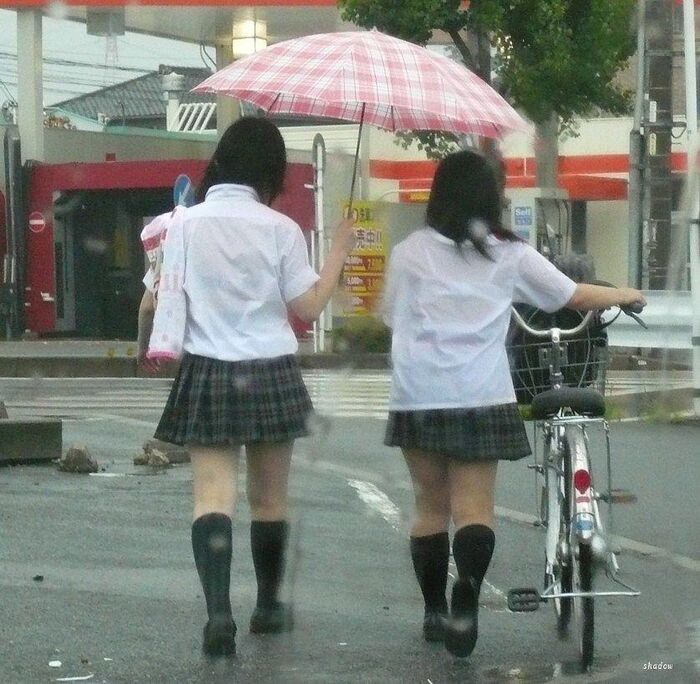 High school girls going to and from school in the rain are sexy ... Erotic images taken in the city that are excited by the body of wet growth 19th image