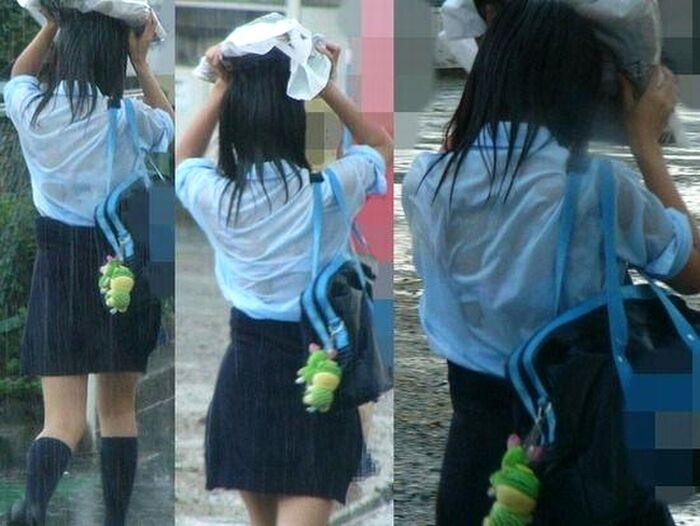 High school girls going to and from school in the rain are sexy ... Erotic images taken in the city that are excited by the body of wet growth 20th image
