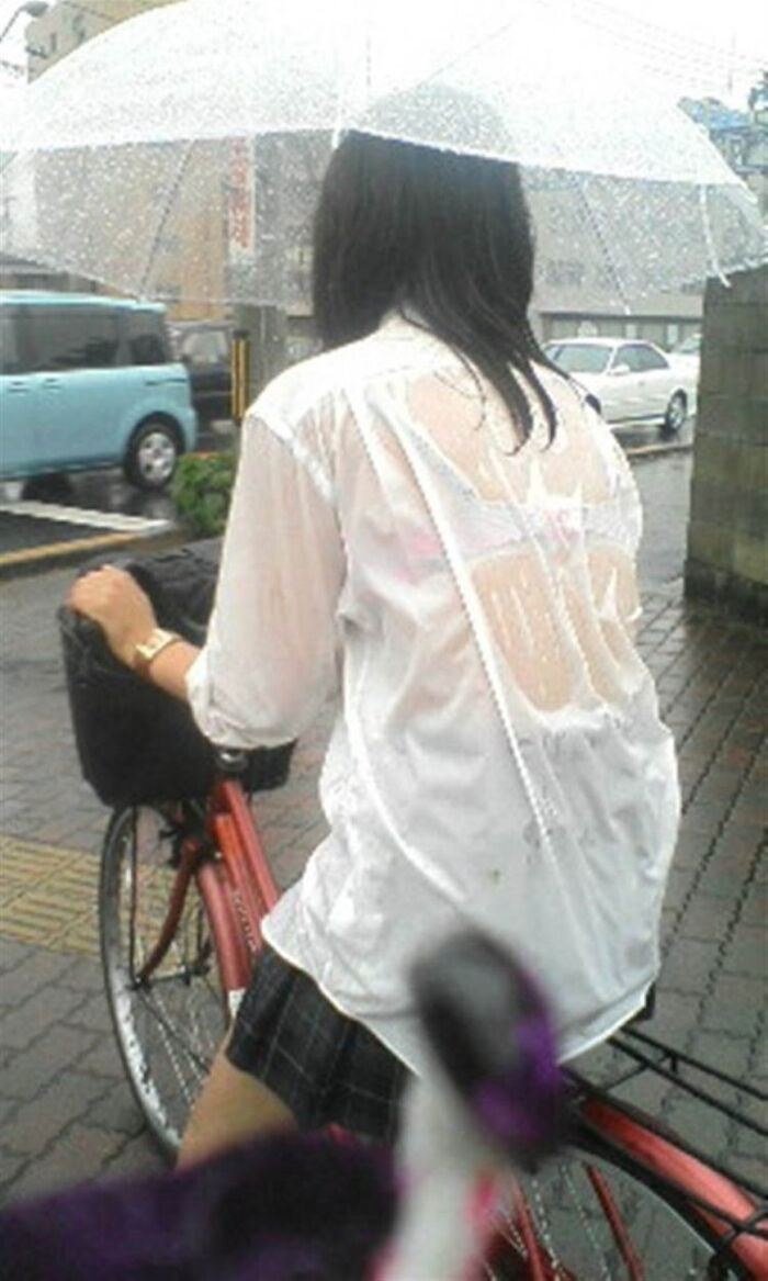 High school girls going to and from school in the rain are sexy ... Erotic images taken in the city that are excited by the body of wet growth 21th image