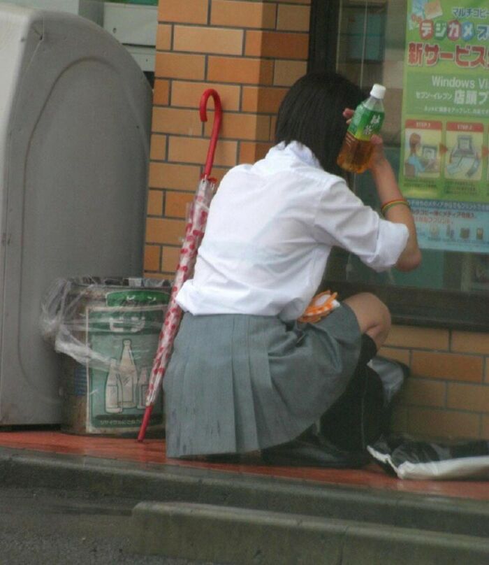 High school girls going to and from school in the rain are sexy ... Erotic images taken in the city that are excited by the body of wet growth 23th image