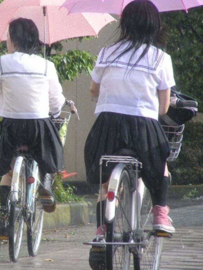 High school girls going to and from school in the rain are sexy ... Erotic images taken in the city that are excited by the body of wet growth 24th image