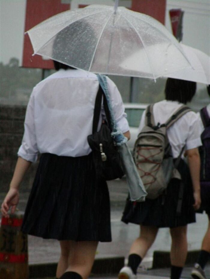 High school girls going to and from school in the rain are sexy ... Erotic images taken in the city that are excited by the body of wet growth 25th image
