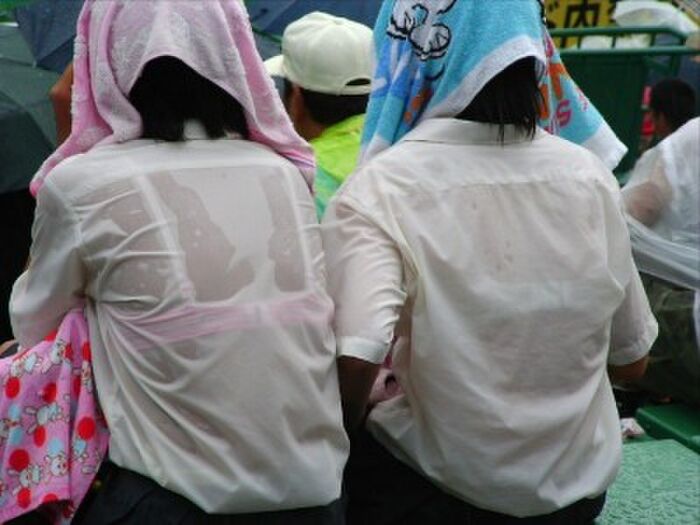 High school girls going to and from school in the rain are sexy ... Erotic images taken in the city that are excited by the body of wet growth 26th image