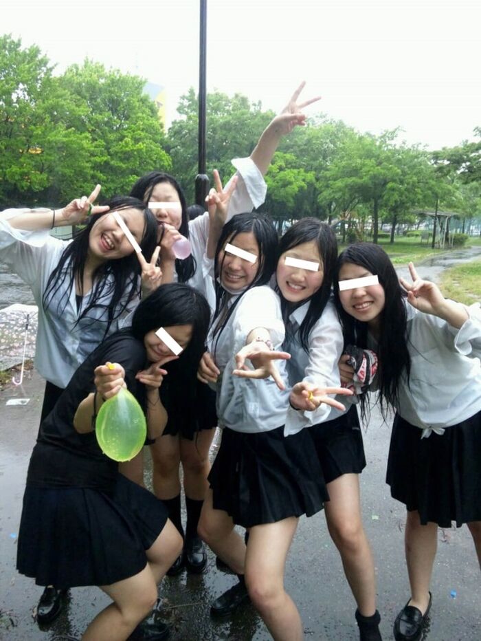 High school girls going to and from school in the rain are sexy ... Erotic images taken in the city that are excited by the body of wet growth 28th image