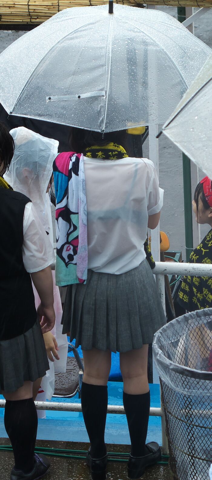High school girls going to and from school in the rain are sexy ... Erotic images taken in the city that are excited by the body of wet growth 4th image