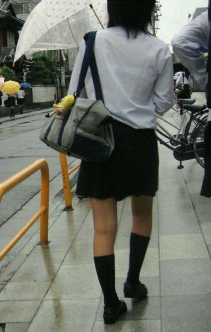 High school girls going to and from school in the rain are sexy ... Erotic images taken in the city that are excited by the body of wet growth 5th image
