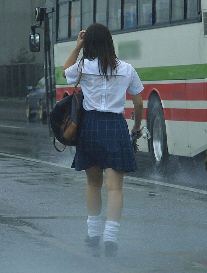 High school girls going to and from school in the rain are sexy ... Erotic images taken in the city that are excited by the body of wet growth 7th image