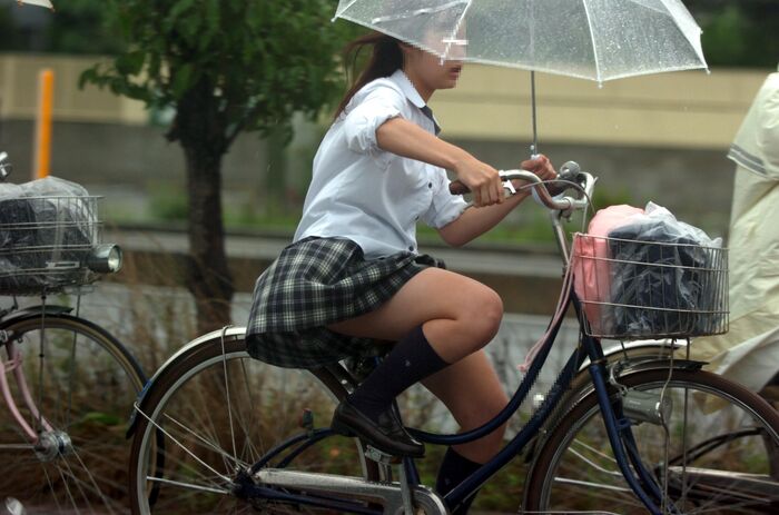 High school girls going to and from school in the rain are sexy ... Erotic images taken in the city that are excited by the body of wet growth 8th image