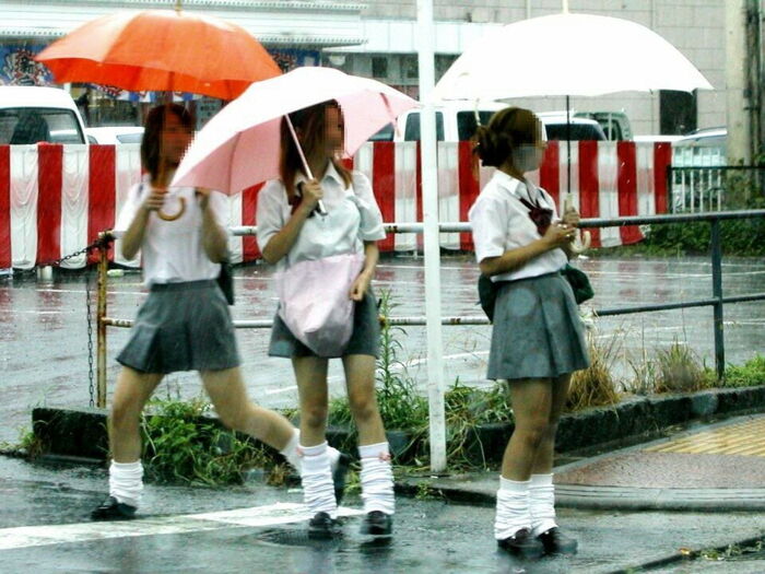 High school girls going to and from school in the rain are sexy ... Erotic images taken in the city that are excited by the body of wet growth 9th image