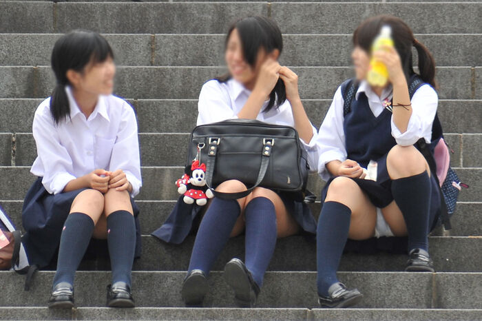 Girls with loose heads and crotches who easily get panchira! A crouching panchira image that is often seen in the city 11th image