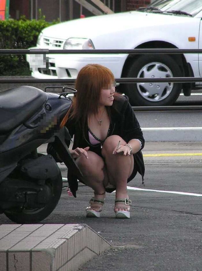 Girls with loose heads and crotches who easily get panchira! A crouching panchira image that is often seen in the city 15th image