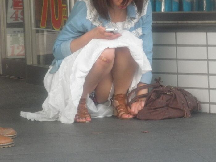 Girls with loose heads and crotches who easily get panchira! A crouching panchira image that is often seen in the city 19th image